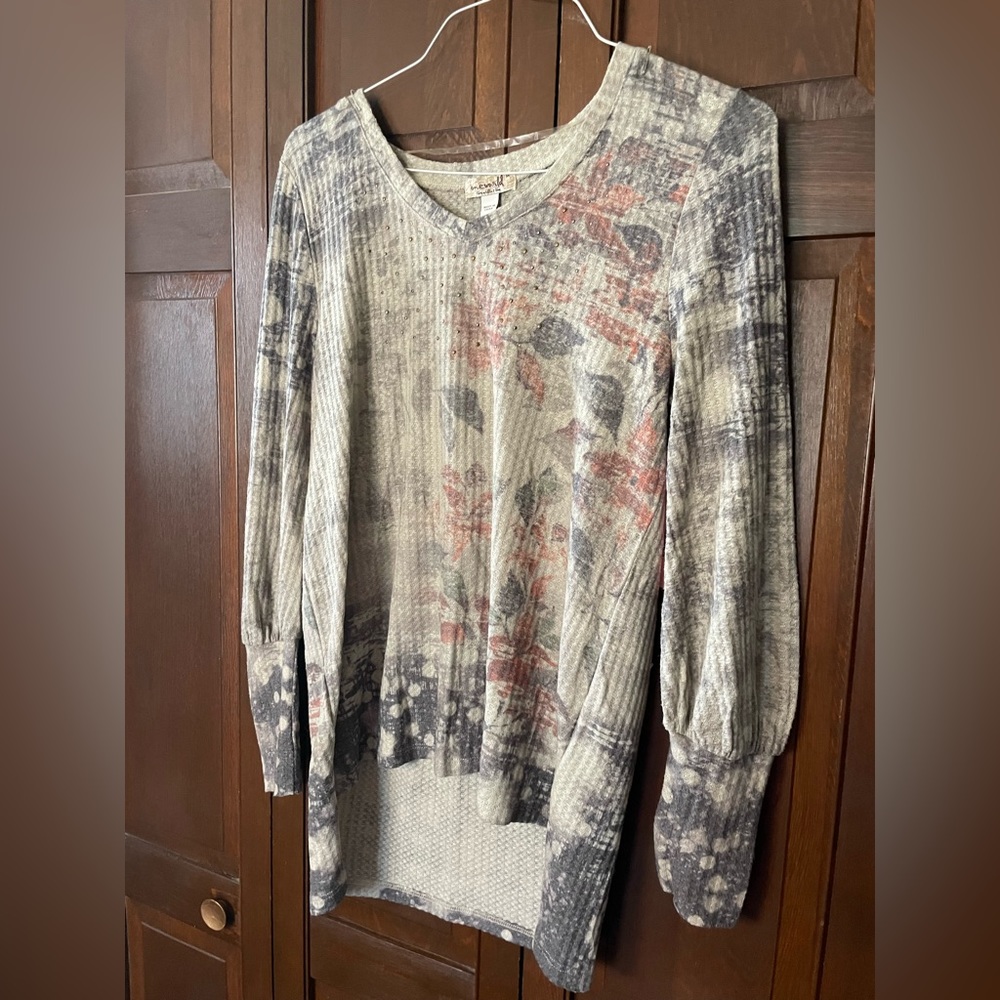 One World, High-Low Gray Top. Size Medium